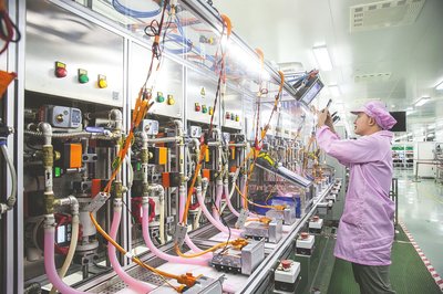 华工科技工程师在做PTC加热器产品检测受访者供图